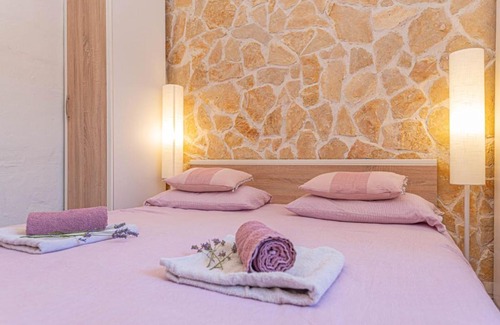 Lozovac Apartment | Discover Cvit od kamena: Family-Friendly Retreat Awaits