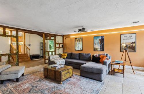 Valley View House | Relax at CVNP & Chill: Movie Nights and Backyard Fun