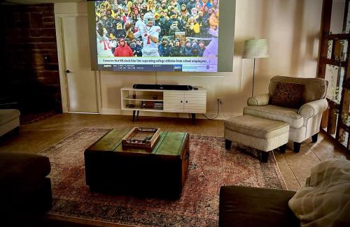 Valley View House | Relax at CVNP & Chill: Movie Nights and Backyard Fun