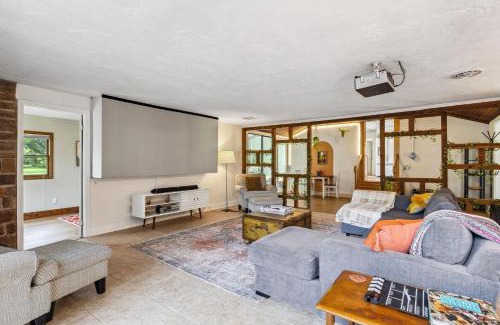 Valley View House | Relax at CVNP & Chill: Movie Nights and Backyard Fun