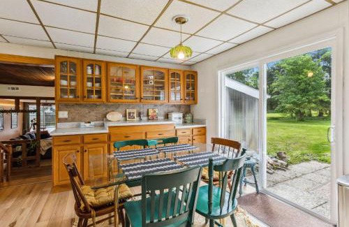 Valley View House | Relax at CVNP & Chill: Movie Nights and Backyard Fun