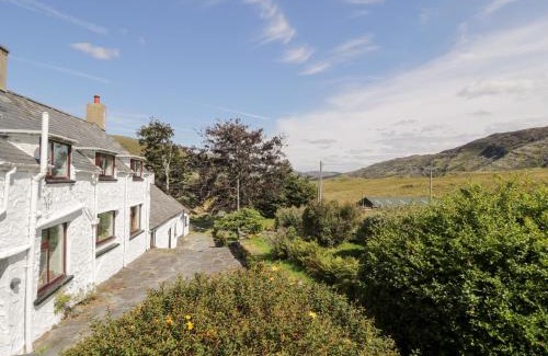 Rhiwbryfdir House | Delightful Cwm Hotel: 4-Star Stay with Pool & Pets Welcome