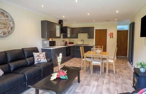Pontyclun Cottage | Discover Cwm Gran Meadows: Pet-Friendly Family Retreat