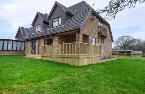 Pontyclun Cottage | Discover Cwm Gran Meadows: Pet-Friendly Family Retreat