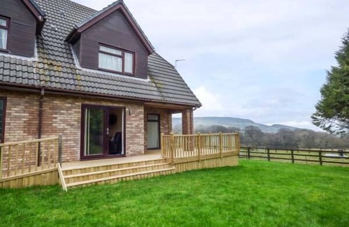 Pontyclun Cottage | Discover Cwm Gran Meadows: Pet-Friendly Family Retreat
