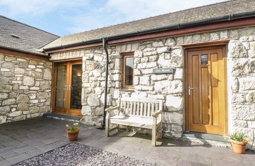 Penmon Cottage | Pet-Friendly Getaway at Cwt Blawd with Ocean Views