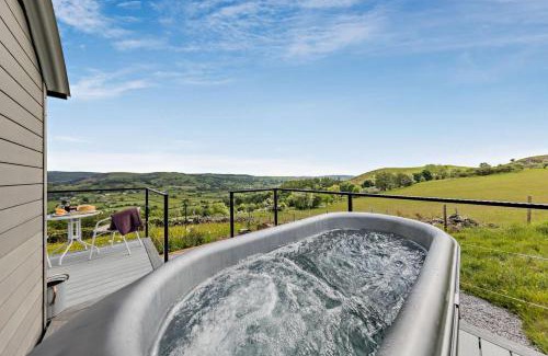 Llanfair Caereinion House | Family-Friendly Cwt Eithin with Inviting Hot Tub Experience