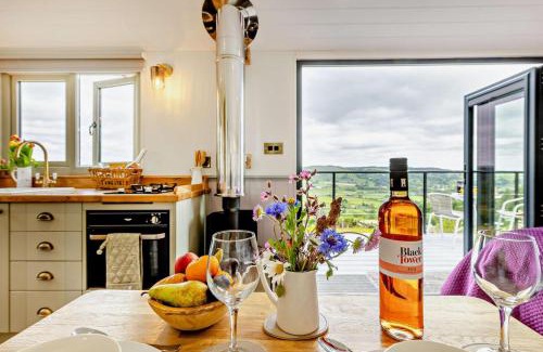 Llanfair Caereinion House | Family-Friendly Cwt Eithin with Inviting Hot Tub Experience