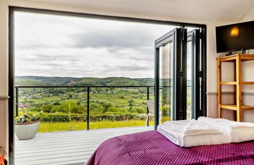 Llanfair Caereinion House | Family-Friendly Cwt Eithin with Inviting Hot Tub Experience