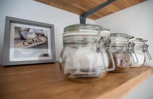 Penarth Apartment | Cozy Studio Retreat with Private Entrance - Rated 9.1/10