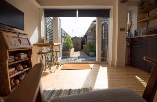 Penarth Apartment | Cozy Studio Retreat with Private Entrance - Rated 9.1/10