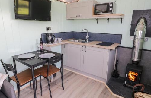 Rhyd-y-foel House | Pet-Friendly Cwtch Winnie Shepherds Hut for Memorable Stays