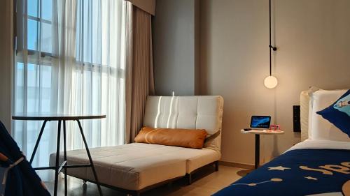 Luohu Hotel | Exceptional Stay at CYBO Station Luohu Shenzhen - 4 Star Rating