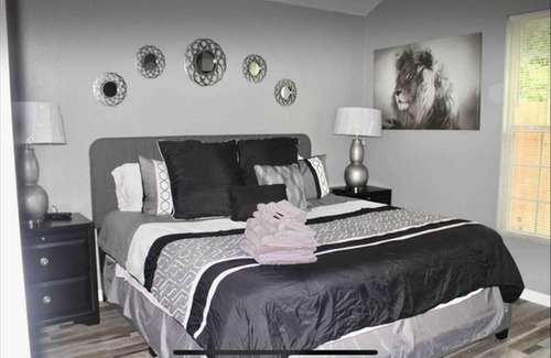 Leon Valley House | Relax at CYC Lounge with Guest House and Oceanfront Views