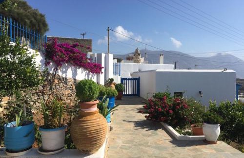 Tholaria House | Idyllic Cycladic Houses in Picturesque Rural Setting
