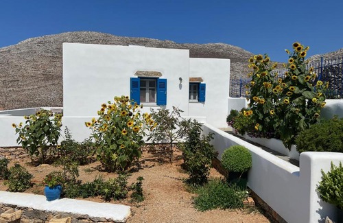 Tholaria House | Idyllic Cycladic Houses in Scenic Rural Setting