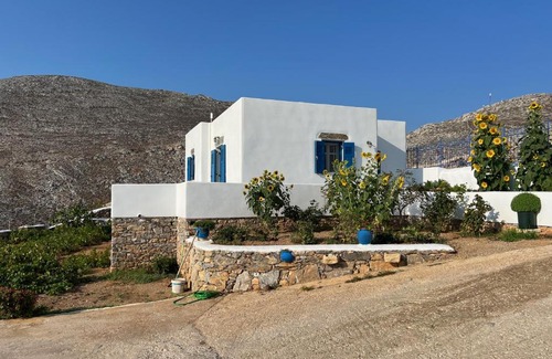 Tholaria House | Idyllic Cycladic Houses in Scenic Rural Setting