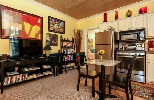 Fredericksburg House | Beautiful Cyclismo Suite 3 with Great Backyard & Breakfast