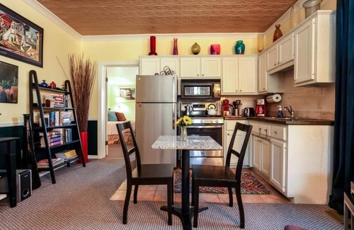 Fredericksburg House | Beautiful Cyclismo Suite 3 with Great Backyard & Breakfast