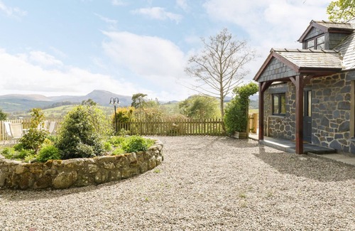 Bala House | CYFFDY COTTAGE - ARAN, pet friendly, with open fire in Parc