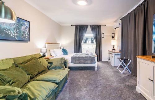 Urangan Bed & Breakfast | Top-Rated Cypress BnB with Breakfast and Family Amenities