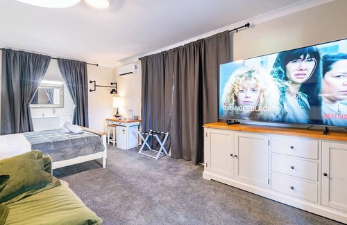 Urangan Bed & Breakfast | Top-Rated Cypress BnB with Breakfast and Family Amenities