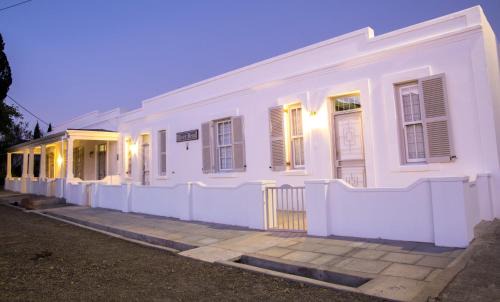 Graaff-Reinet House | Delightful Cypress Cottage: Pet-Friendly with Breakfast & Kitchen