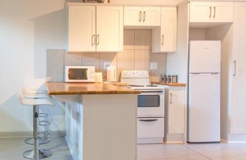 Graaff-Reinet House | Delightful Cypress Cottage: Pet-Friendly with Breakfast & Kitchen