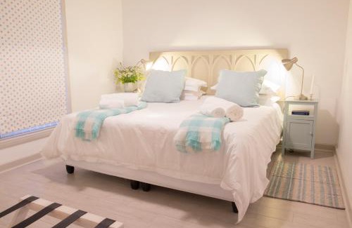 Graaff-Reinet House | Delightful Cypress Cottage: Pet-Friendly with Breakfast & Kitchen