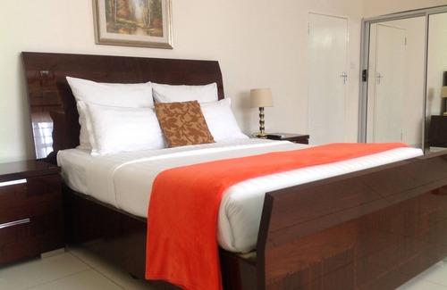 Livingstone Cabin | Convenient Cypress Executive Lodge with Pool and Restaurant