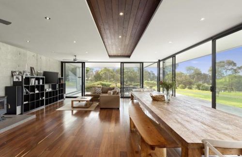 Apollo Bay Hotel | Experience Cypress Hill: Family & Pet-Friendly Retreat