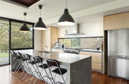 Apollo Bay Hotel | Experience Cypress Hill: Family & Pet-Friendly Retreat