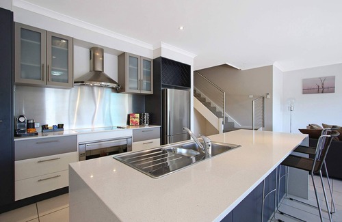 Mulwala House | Experience Cypress Townhouse 11: Lake View & Family-Friendly