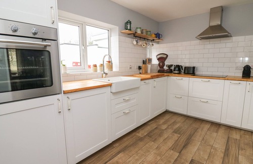 Tre Taliesin House | Cozy CYSGOD Y COED: Oceanfront Pet-Friendly Cottage
