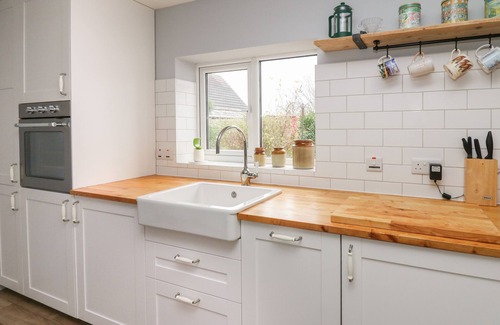 Tre Taliesin House | Cozy CYSGOD Y COED: Oceanfront Pet-Friendly Cottage