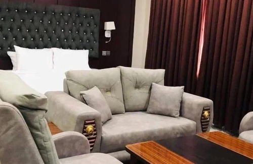 Akure Hotel | Discover DÉJÀ VU HOTEL AND SUITES with Pool & Restaurant