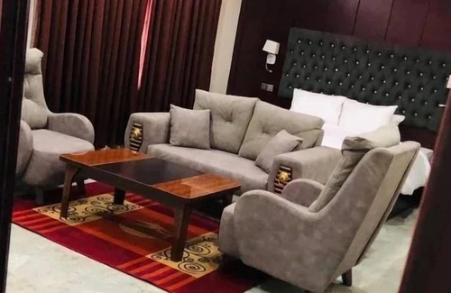 Akure Hotel | Discover DÉJÀ VU HOTEL AND SUITES with Pool & Restaurant