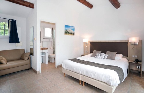 Rousset Hotel | Experience Déjeunez Sous l'Arbre: Pool, Spa & Dining Delight