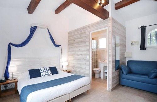 Rousset Hotel | Experience Déjeunez Sous l'Arbre: Pool, Spa & Dining Delight