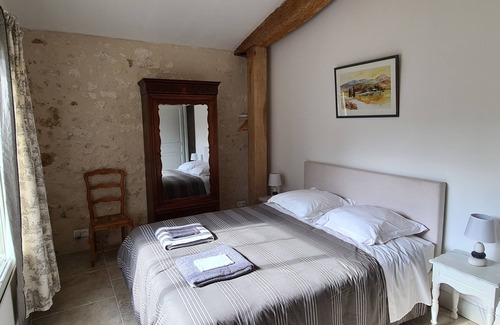 Les Leves-et-Thoumeyragues Bed & Breakfast | Enchanting Stay in a 15th Century Château with Pool Access