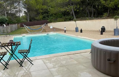 Jouques Villa | Tranquil Dépendance with Pool & Family-Friendly Amenities