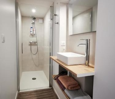 Saint Augustin Apartment | Cozy Stay in Bordeaux: 200m to Tram & CHU, Rated 9.4
