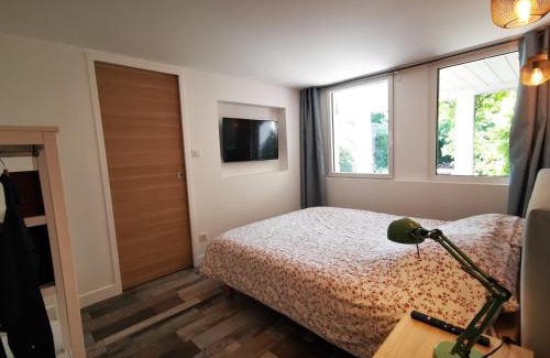 Saint Augustin Apartment | Cozy Stay in Bordeaux: 200m to Tram & CHU, Rated 9.4