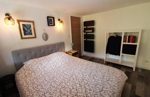 Saint Augustin Apartment | Cozy Stay in Bordeaux: 200m to Tram & CHU, Rated 9.4
