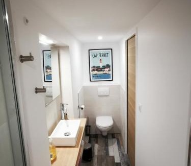 Saint Augustin Apartment | Cozy Stay in Bordeaux: 200m to Tram & CHU, Rated 9.4