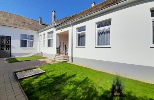 Baja Apartment | Exceptional Stay at Déri Kert Apartmanház with Family Amenities
