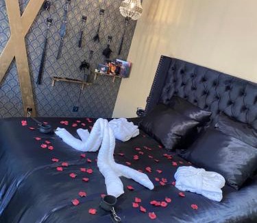 Frenouville Hotel | Indulge in Désirs d'une Nuit - Loveroom with Jacuzzi
