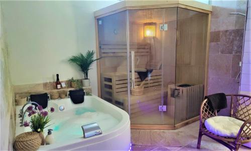Les Roches-l'Eveque House | Relaxation by the Loir - Spa & Hot Tub Retreat