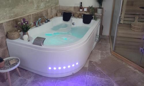 Les Roches-l'Eveque House | Relaxation by the Loir - Spa & Hot Tub Retreat