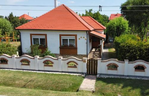 Bakonyszentlaszlo Apartment | Top-Rated Döre Vendégház with Hot Tub & Breakfast Included